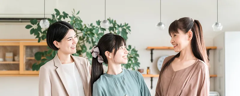 カジェールには同世代がたくさんいるから安心できる、女性たちが談笑しているイメージ